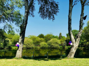 Petit plan d'eau paisible à Savenay sur le domaine Le Royam, offrant un cadre naturel et relaxant pour les visiteurs