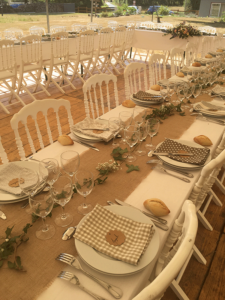 Table dressée sous une tente avec une décoration champêtre, conçue par Royam pour un mariage proche de Savenay, combinant élégance et ambiance naturelle.