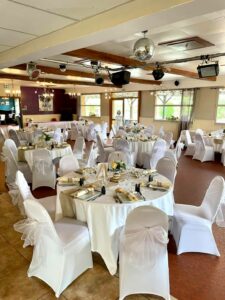 Table de mariage décorée au Royam, prête pour une réception avec ambiance festive