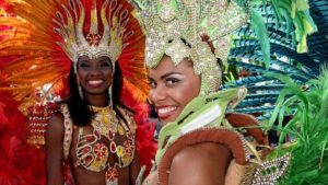 soirée brésilienne colorée et festive au Royam, dîner spectacle avec danseurs en costumes traditionnels pour un dîner dansant exotique à Savenay