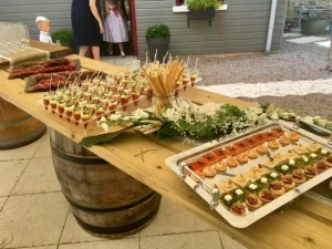 Buffet extérieur avec verrines et canapés, soigneusement préparé par Royam pour un événement convivial dans les environs de Savenay et ses communes voisines