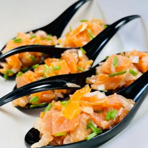 Cuillères individuelles de saumon fumé et ciboulette, préparées par le traiteur Royam pour une dégustation raffinée lors d’un événement
