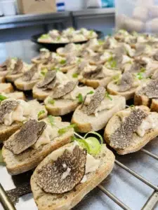 Toasts garnis de truffes et de saveurs raffinées, réalisés pour une réception haut de gamme dans la région de Savenay, parfait pour les amateurs de gastronomie