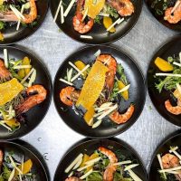 Salade de gambas au Royam, Savenay – plat de fruits de mer frais avec agrumes, parfait pour un dîner raffiné