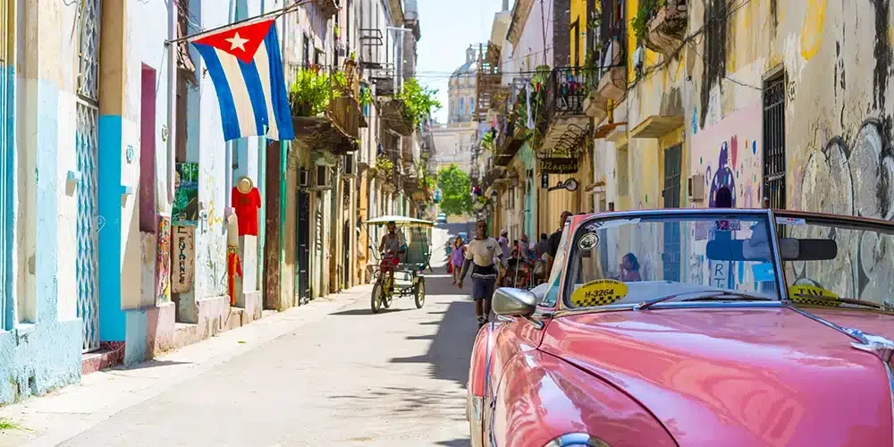 Le-Royam-Cuba-voiture-et-batiment
