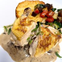 Suprême de volaille sauce crémeuse avec légumes et gratin, plat servi au restaurant Le Royam à Savenay