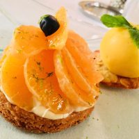 Tarte à l’orange avec sorbet, dessert élégant servi au Royam, restaurant à Savenay