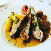 Côtelettes servies avec légumes rôtis et sauce, spécialité du Royam, restaurant à Savenay