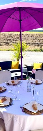 Déjeuner en extérieur avec tables dressées et vue sur la terrasse, offrant un cadre accueillant pour un repas convivial organisé par le Royam