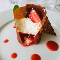 Galette aux fraises au restaurant Le Royam à Savenay – dessert fruité et créatif pour une expérience gastronomique unique.